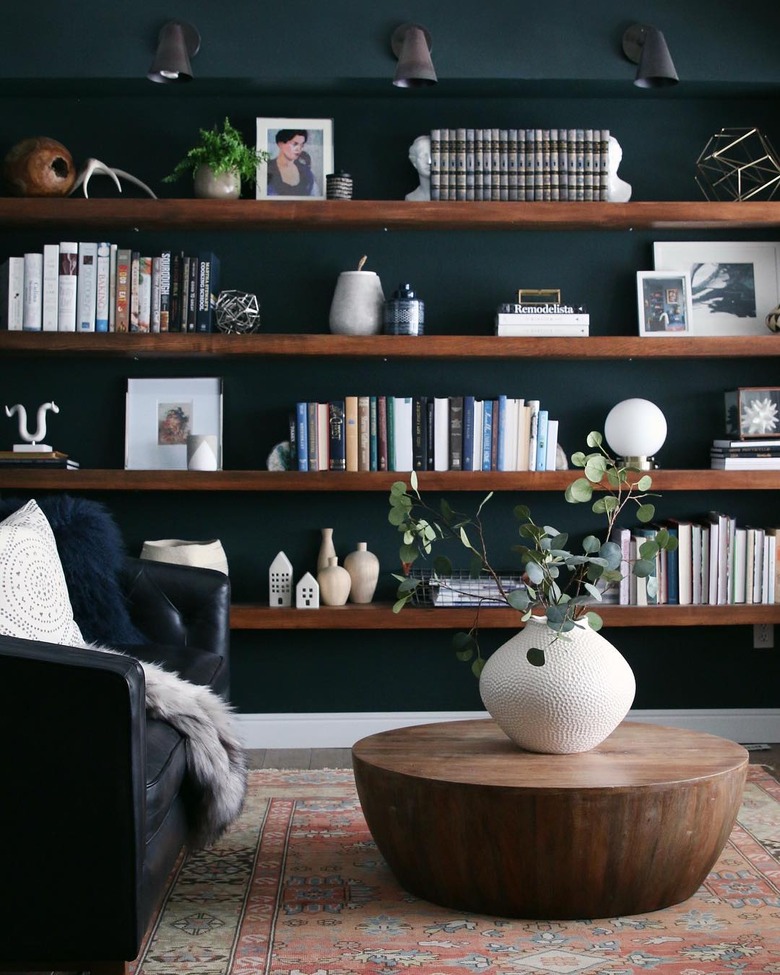 Wall-to-wall living room shelving idea