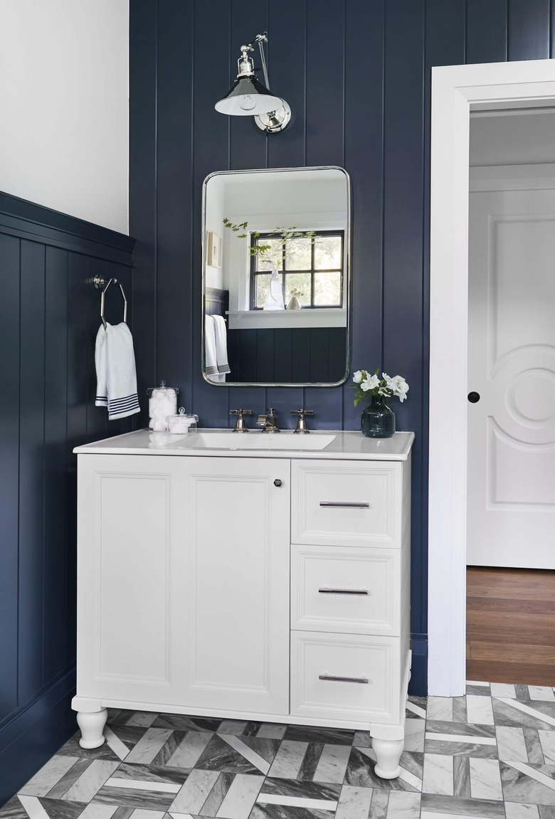 small traditional bathroom vanity idea