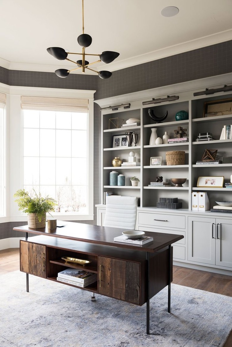 traditional home decor in home office with crown molding