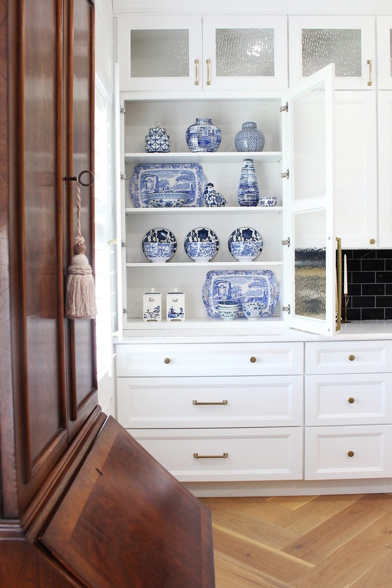 white traditional kitchen with blue chinoiserie vases