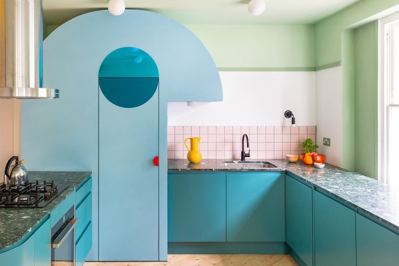 two-color kitchen cabinet idea with shades of blue