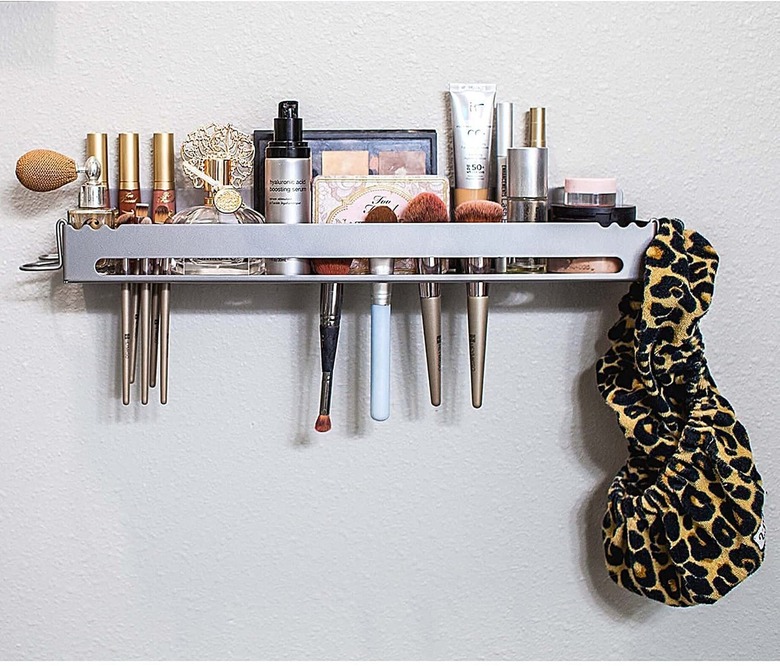 makeup holder