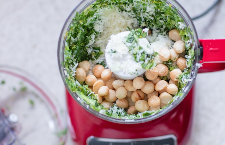 Pesto preparation with macademia nuts.