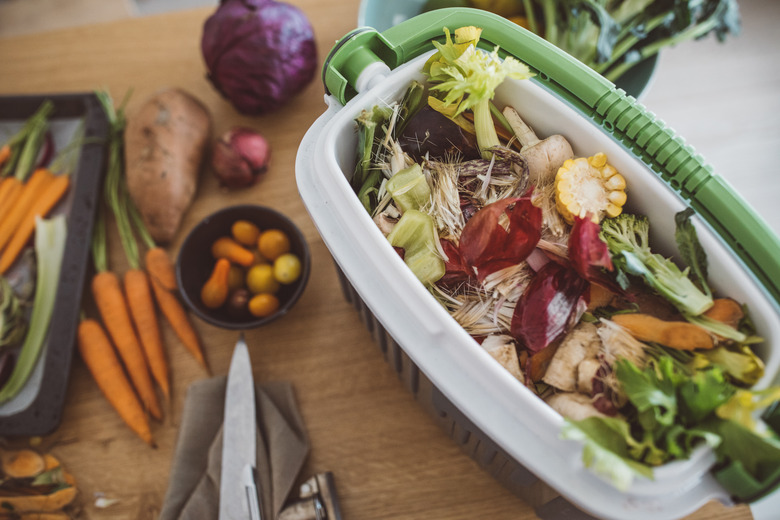 Making compost from vegetable leftovers