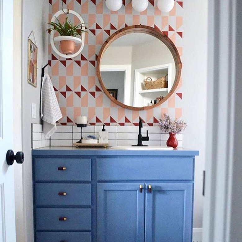 White bathroom Backsplash