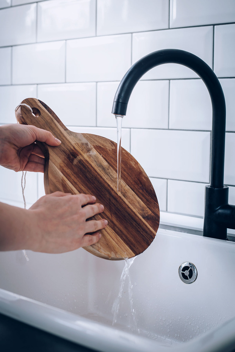 Rinsing wooden cutting board