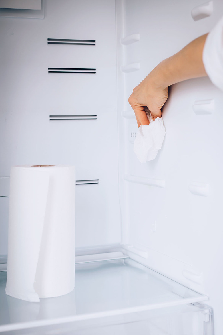 Rinsing and drying the fridge after cleaning