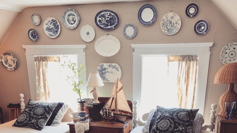 blue and white plates above windows and beds