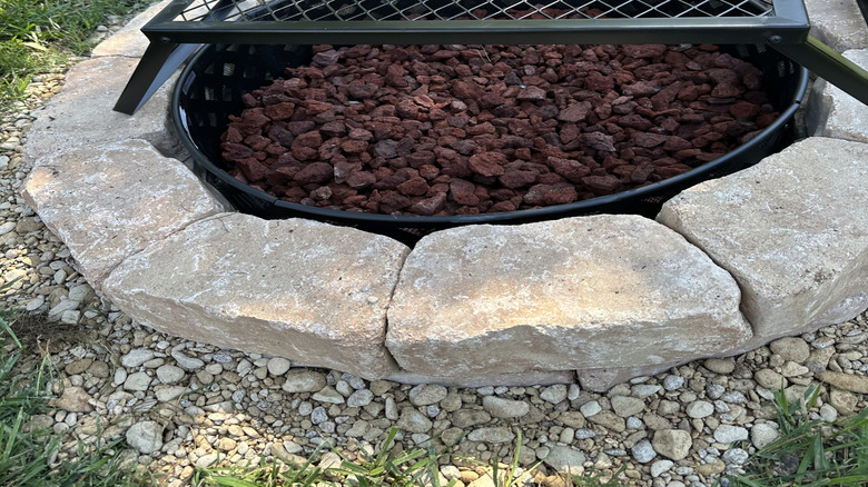 Fire pit with a portable fire screen