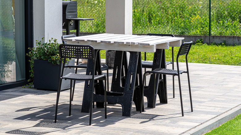 Outdoor white pallet top table with black legs and chairs