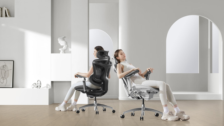 Women sitting in black and white Sihoo Doro C300 Pro chairs