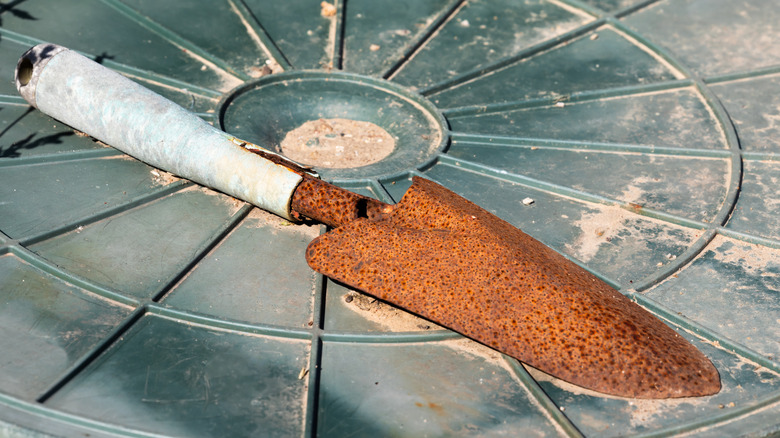 Dirt buildup on a hand-held shovel