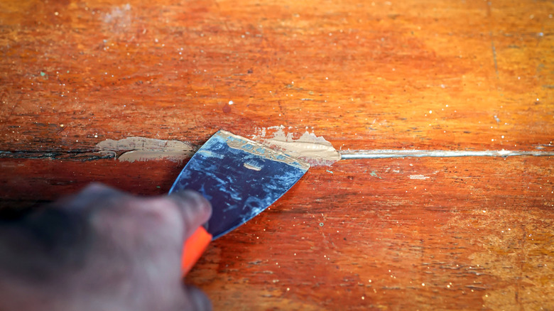 Applying wood filler crack hardwood