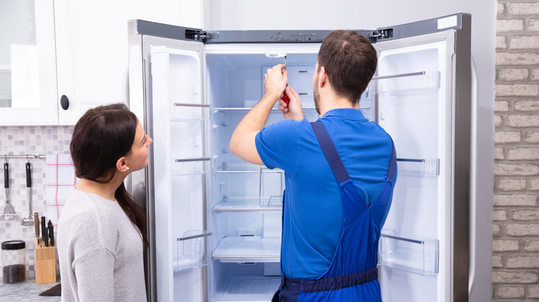 Main repairing refrigerator