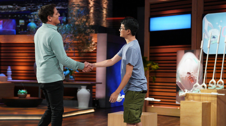 Mark Cuban and Justin Huang shaking hands on Shark Tank